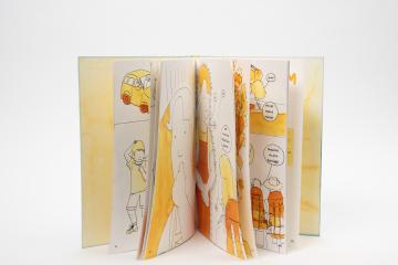 Kinderbuch "Wer zuerst lacht ...", Teil 2: Lachen und Gefuehle. Ansicht des aufgestellten Buches. Die Seiten sind in gelb-orangem Aquarell koloriert, das Blau der Buchdeckel ist am Rand sichtbar.